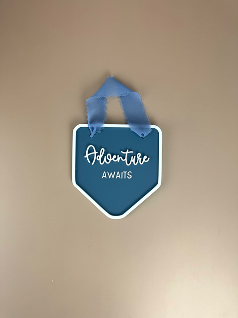 Decor Wall Banner - Adventure awaits - Luma Light